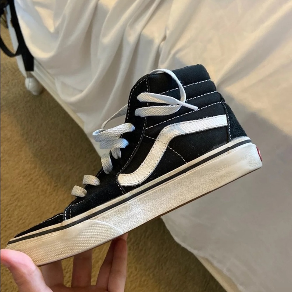 I’m selling black skate vans .